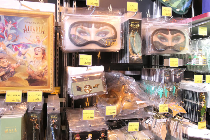 グッズショップにはミニタオルやアイマスク、キーホルダーなど、オリジナルアイテムが豊富。数百円から用意されています