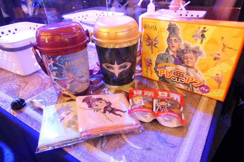 劇場に来たら欲しくなるオリジナル・ポップコーンバケットは、塩味とキャラメルコーン味の2種類。ほか「アレ栗(グリ)アンパイ」「アレグリア　アマグリアむいちゃいました」など、ユニークなオリジナルアイテムが購入できま