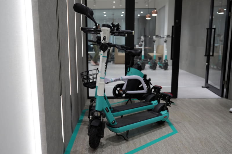 LUUPで利用されている電動キックボードと電動アシスト自転車。現在はバックミラーなどもついている