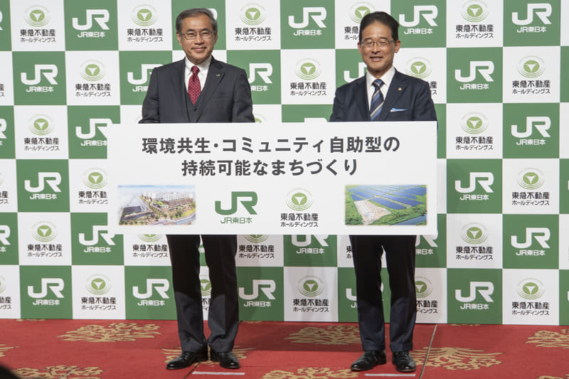 JR東日本 代表取締役社長 深澤祐二氏(左)、東急不動産ホールディングス 代表取締役社長 西川弘典氏(右)