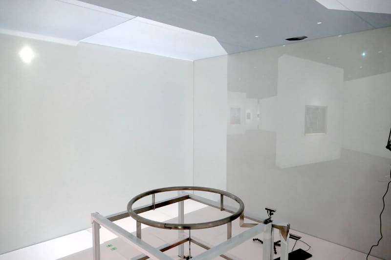 周囲は全方向空間没入型ディスプレイ