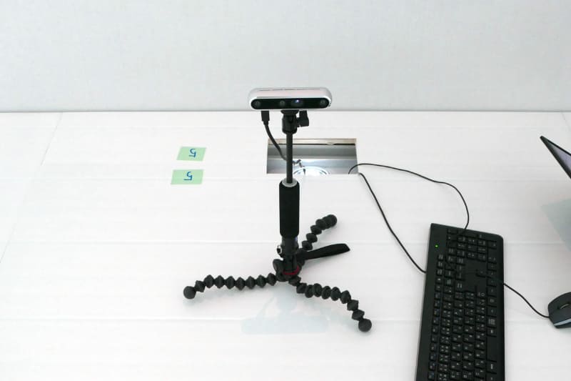 正面に置かれたセンサーで足の動きを検出し、逆方向に床を動かす