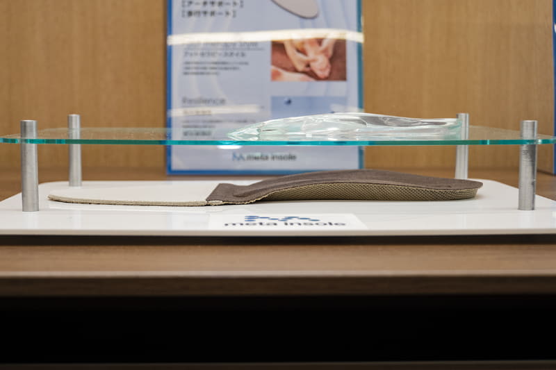 metaインソールを真横から。かかと側の茶色の部分(写真右側)にクリスタルゲルを搭載している。上段はクリスタルゲル