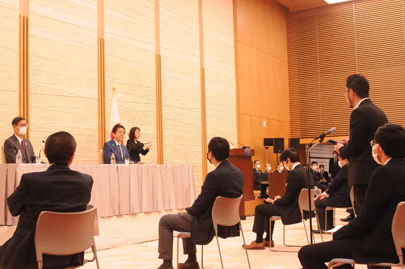 畠山さんは選挙現場だけではなく、記者会見にも足を運ぶ。写真は、官邸で安倍晋三首相(当時)に質問している様子