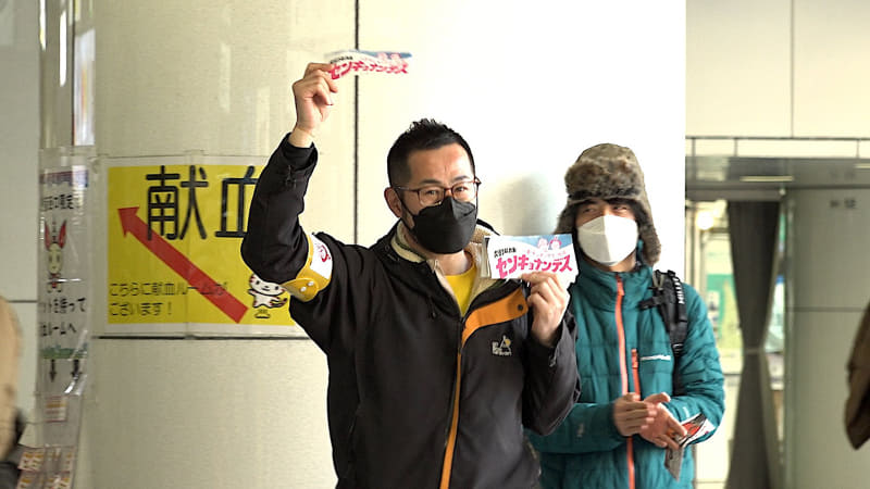 ドキュメンタリー映画「センキョナンデス」の宣伝をするため、街頭に立ってビラを配る畠山さん(写真提供：「劇場版 センキョナンデス」)