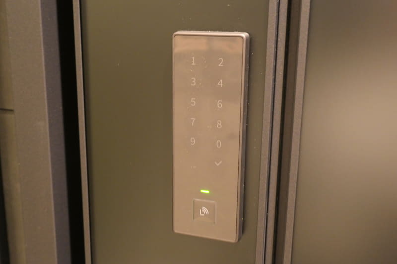 テンキーは4～8桁の暗証番号で施錠・解錠できる