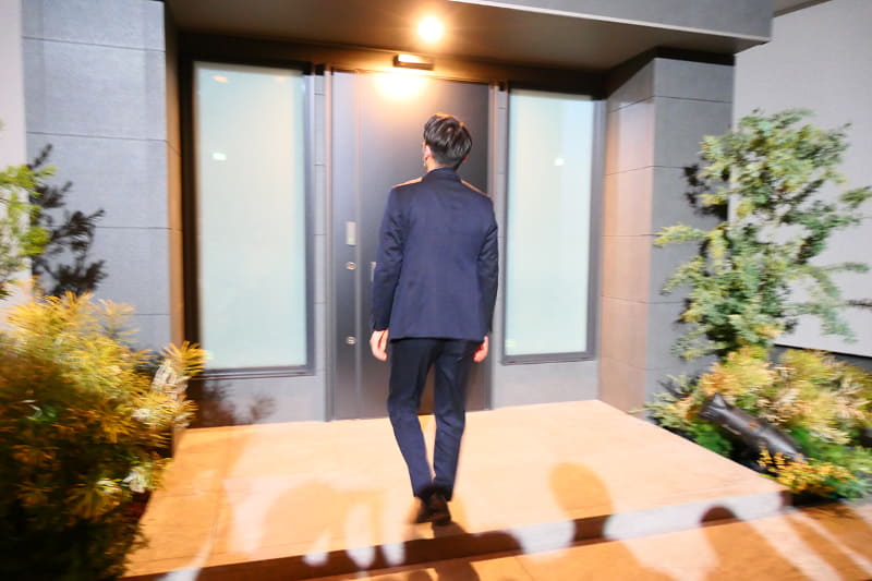 玄関ドアに近づくとセンサーがスマホやリモコンを感知