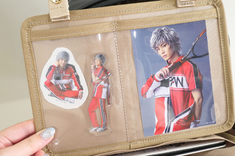 表面は仕切りがあり、右側はブロマイド、左側はアクスタを入れるのに適しています