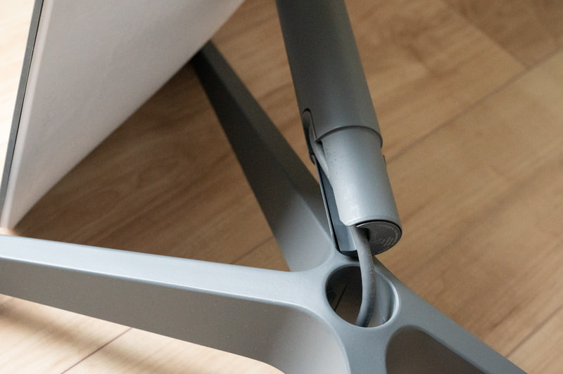 アンテナのケーブルは接続する台座やパイプの中を通すことができます