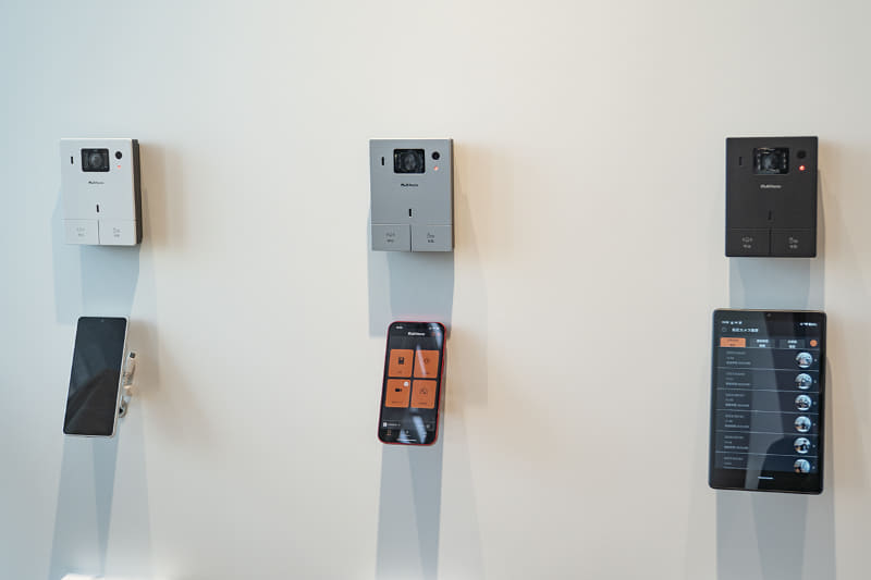 玄関子機のカラーはホワイト、シルバー、ブラックの3色。スマホ、タブレットはイメージ