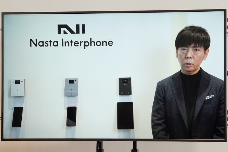 デザインについて説明する佐藤可士和氏