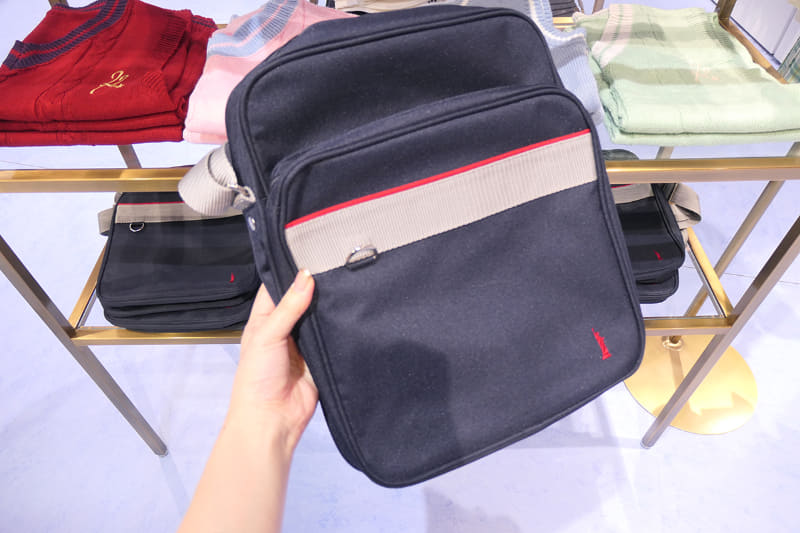 学生の間で流行っているという縦型のショルダーバッグもありました