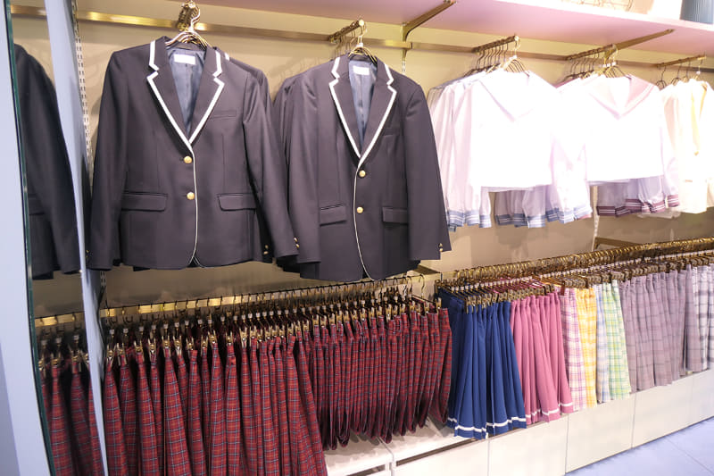 レンタルできるのは、学校指定の制服ではない、一般的に制服と呼ばれるようなデザインの「セレクト制服」
