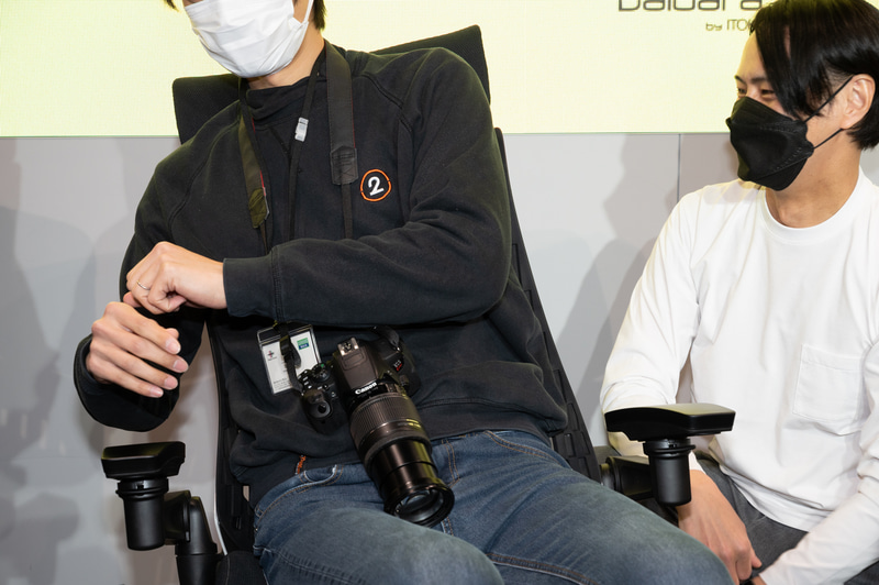 せもたれは肩の動きをさまたげない構造