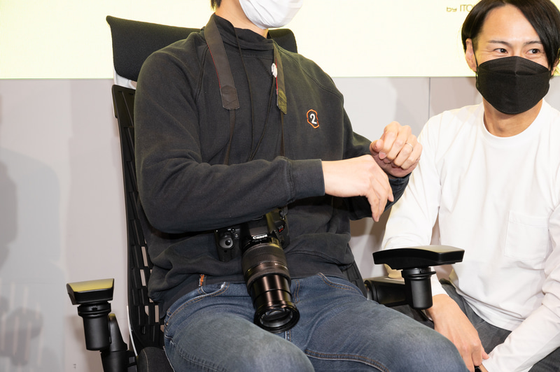 左右に柔軟に傾くようになっている