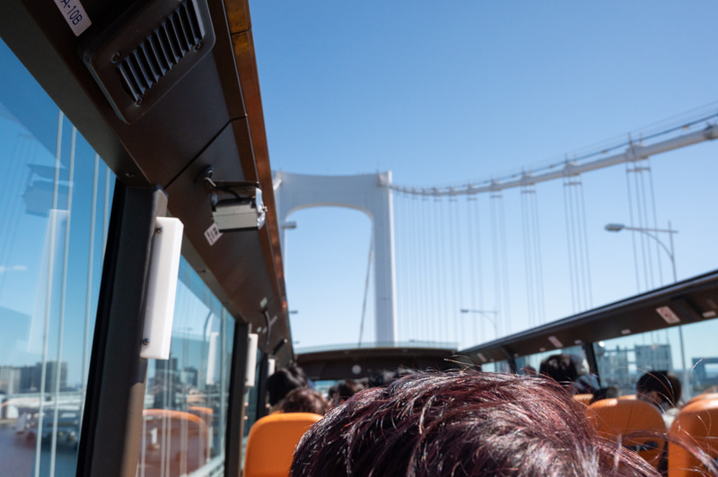 首都高に入りレインボーブリッジを渡ります。風がビュービュー入ってきて、遊園地のアトラクションのようでした