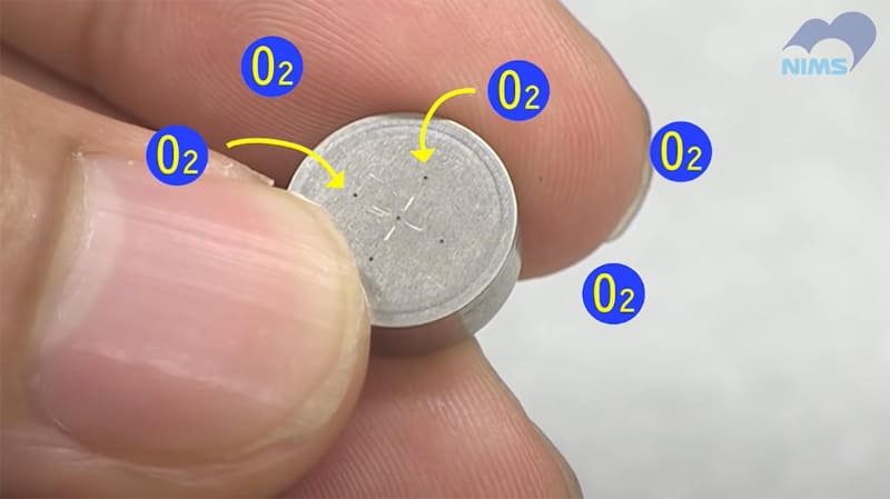 使い捨て型のリチウム空気電池。電池表面の小さな穴から空気を取り入れる(出典：物質・材料研究機構(NIMS))