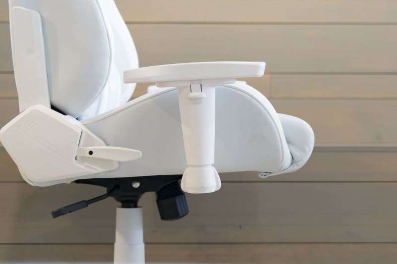 肘掛けの高さを調整可能。これは最も低くしたところ