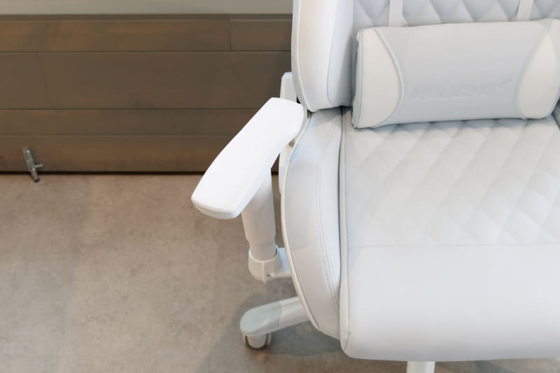 肘掛けは角度をつけることもできる