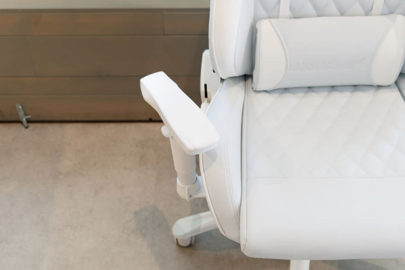 肘掛けは角度をつけることもできる