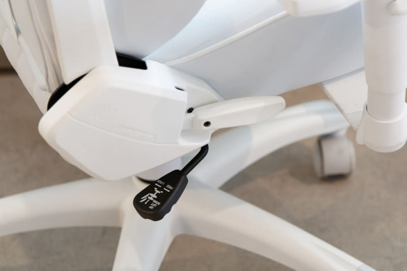 このレバーで椅子の高さを調整する