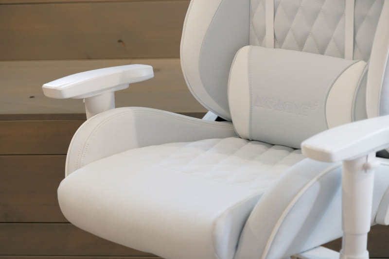 分厚く、安定感のある座面。両サイドが盛り上がっていて、身体を軽くホールドしてくれる