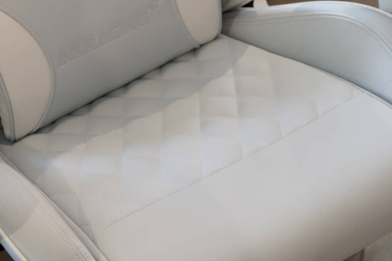 高耐久PUレザーは肌触りが良く、手入れの手間もかからない