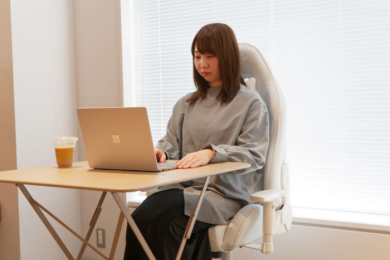 部屋のテイストに左右されないデザインで、狭い場所でも使いやすいコンパクトさ