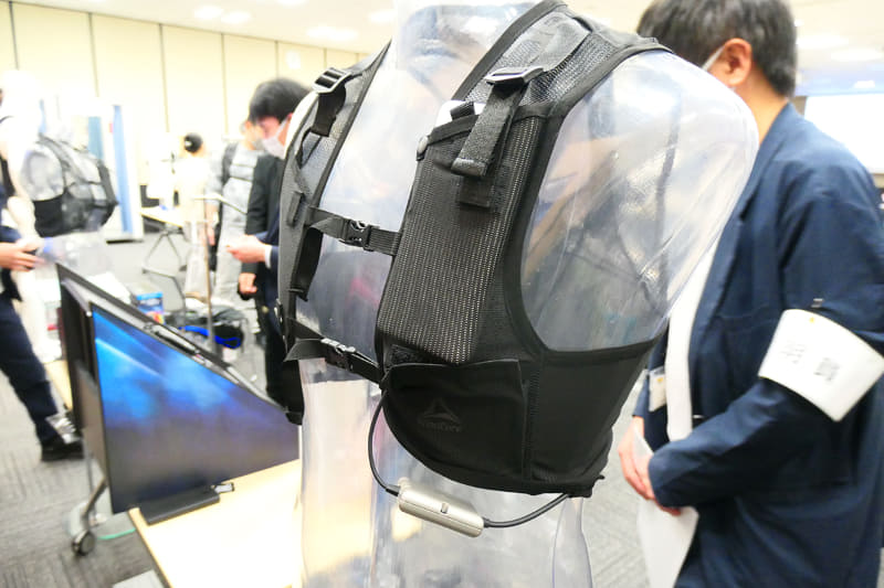 左胸側にモバイルバッテリーを収納するポケット