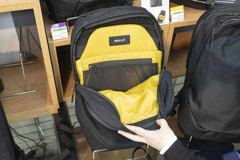 コンパクトながら15型相当までのPCも収納可能