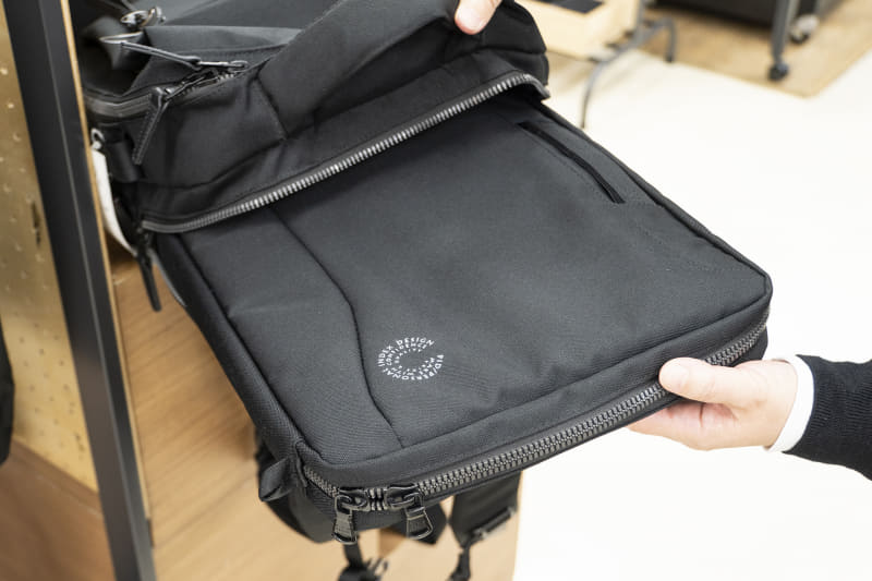 付属のPCパックを収納できるポケットも