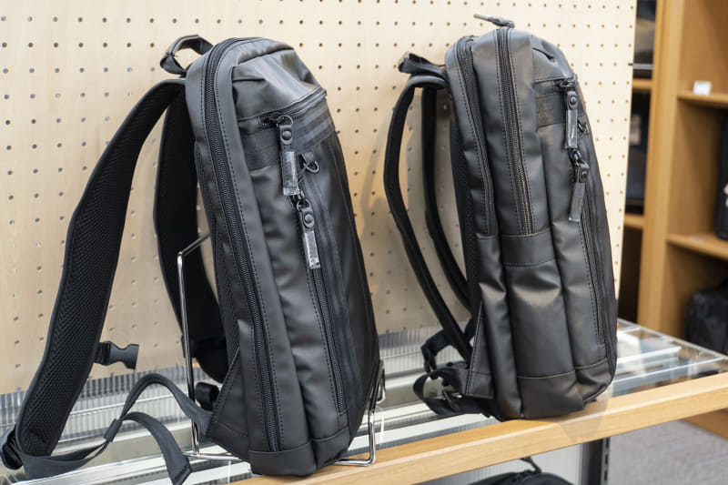 同シリーズのリュックS(右)と薄マチリュック(左)を並べると薄マチの方がかなり薄い印象