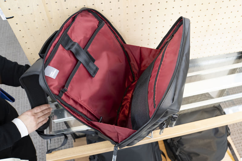 メイン収納が大きく開き、荷物の出し入れがしやすい