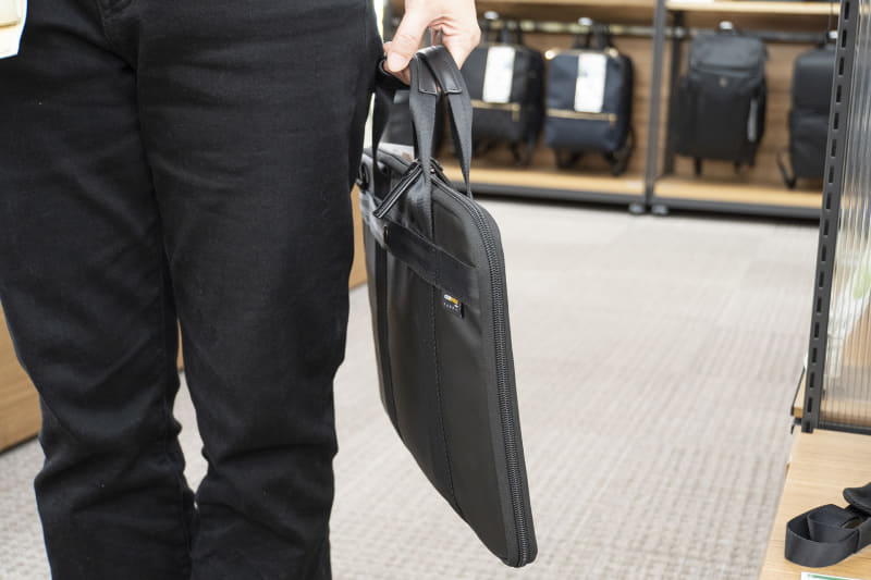 ブリーフスタイルもこの薄さ。しっかりとしたつくりでPCバッグよりもきちんと感がある