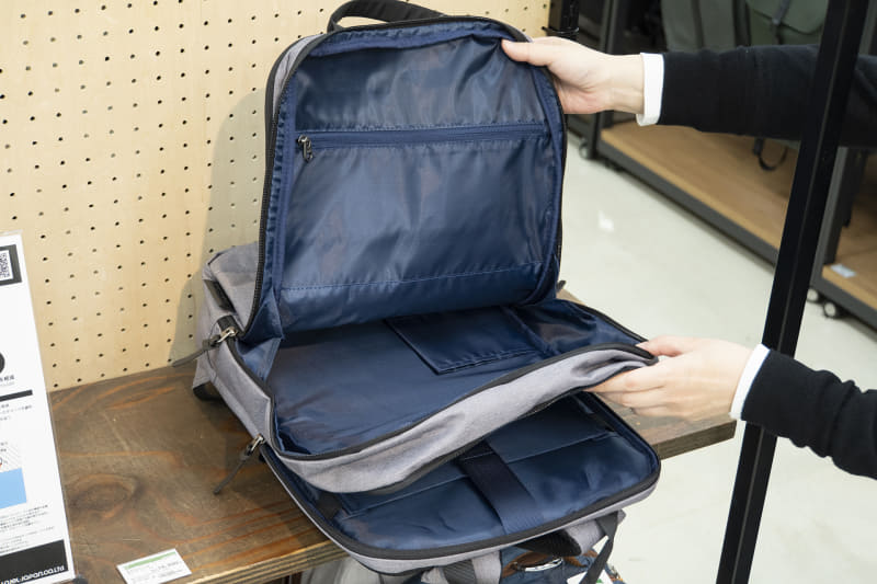 15.6型のPCも収納できる2ルーム設計でポケットも充実