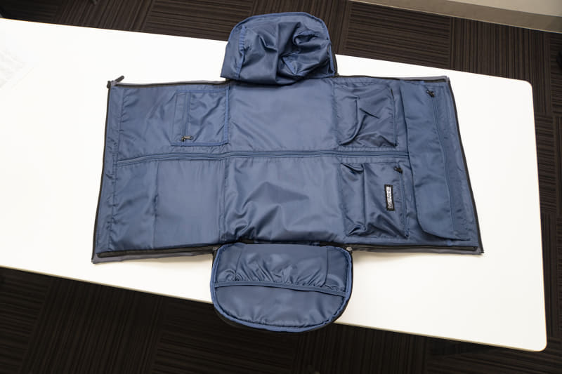 180度フルオープンにできるのでスーツの出し入れも簡単。ネクタイなどの小物や折りたたみ傘、タブレットやガジェットなども収納できるポケットを用意