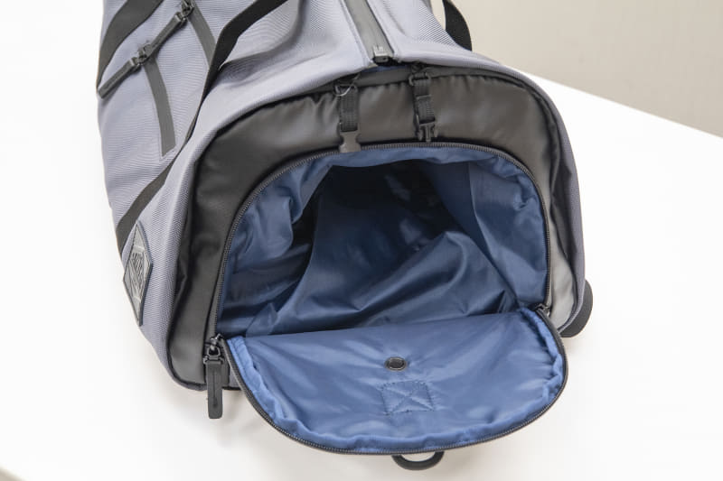 通気口がついたシューズポケットはバッグの側面に