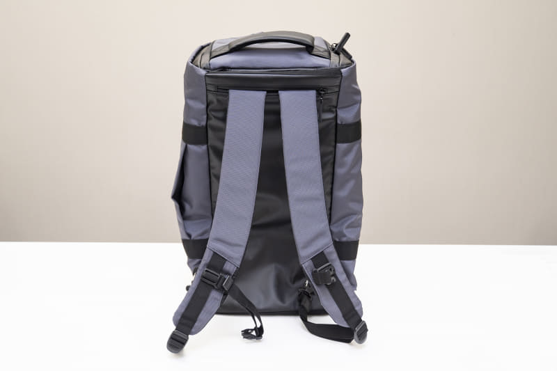 リュックスタイルでも使用可能。使わない時はスナップも含めてすっきり収納できる