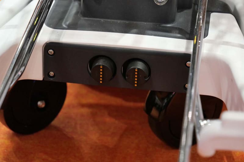 カート下部に電極が用意され、充電ポートを介してバッテリーの充電が可脳