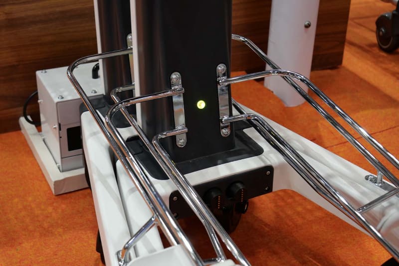 充電ポート。スーパー店頭などのカート収納スペースに設置して運用することを想定