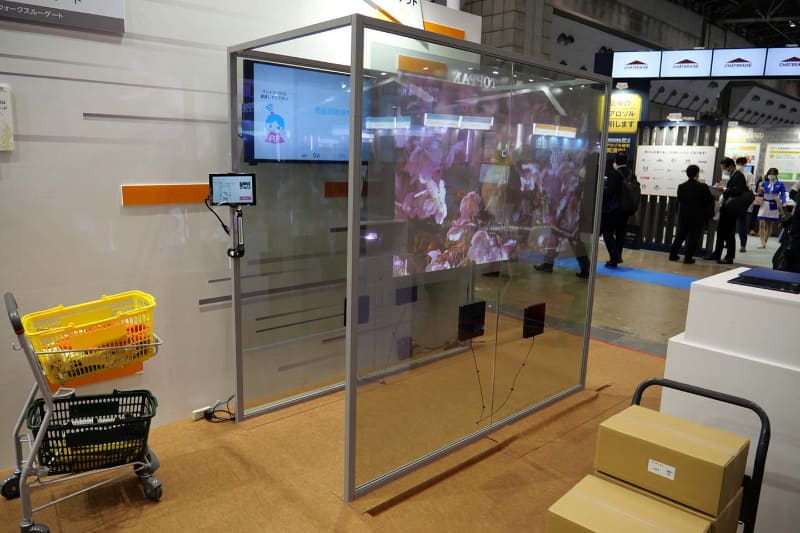 参考展示された、特殊なガラスを利用したRFIDウォークスルーゲート