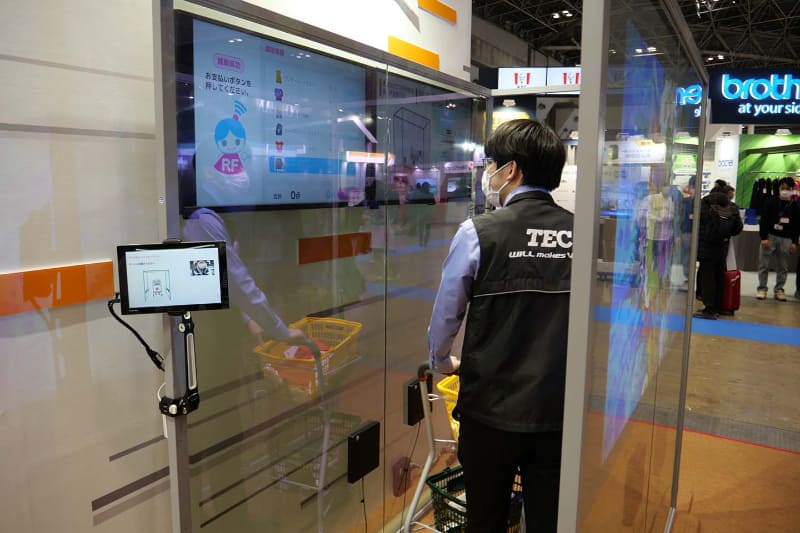 RFIDを取り付けた商品をカートに入れ、ゲートを通過するだけで商品を読み取れる