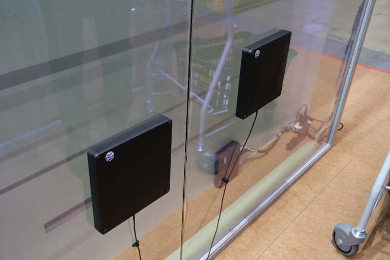 AGCと協力し、RFIDの電波を外に漏らさない特殊なガラスを利用して実現
