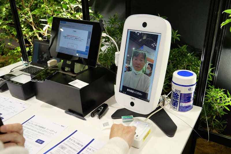 顔認証で年齢確認を行なうセルフレジ酒類販売ソリューション