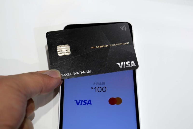 展示されたTap to Phone向けスマートフォンは、ディスプレイ側にNFCアンテナを搭載し、画面側にカードをタップして決済できる