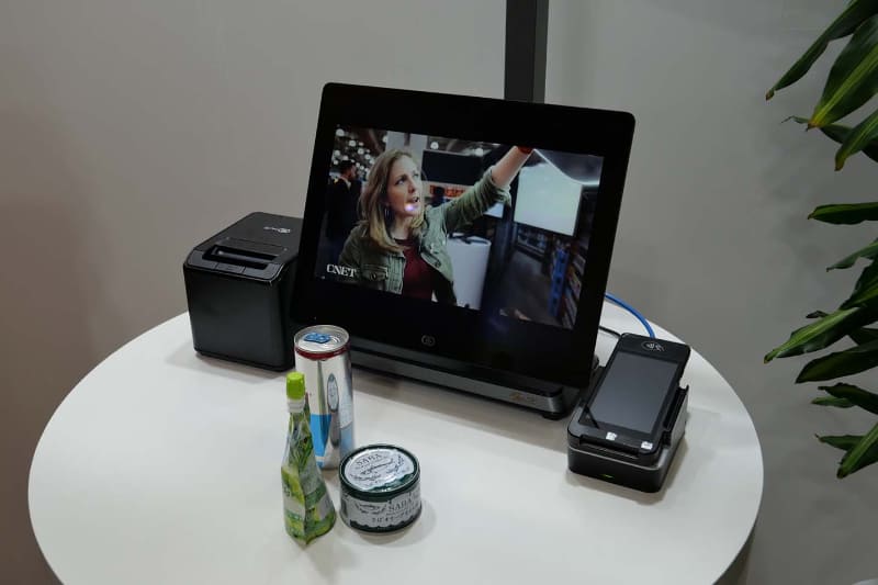 セルフレジ手前のテーブルに商品を置くと、上部の3Dカメラで商品を認識して登録