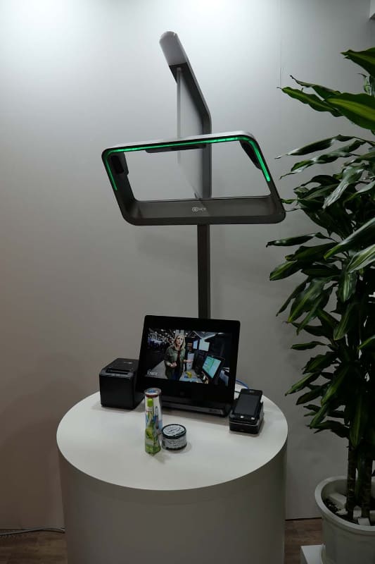 画像認識は既存のバーコードスキャンなどと組み合わせて短時間での商品登録が可能となり、セルフレジの滞留時間を大幅に低減。既存のセルフレジにアドオンする形で追加でき、導入コストも抑えられる