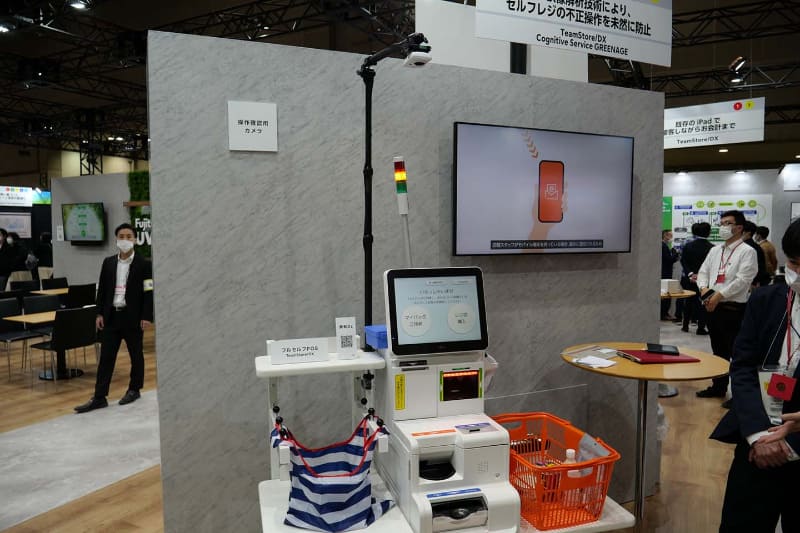 富士通ブースでも、AI画像解析を利用したセルフレジの防犯システムを参考展示