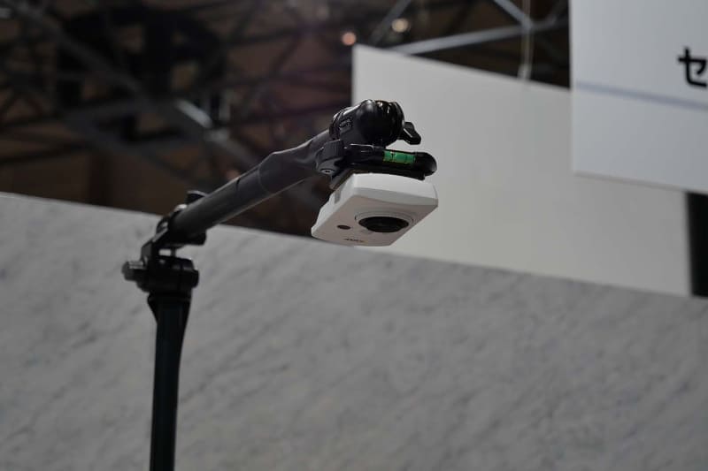 上部のカメラで商品の動きや客の動作を撮影して画像解析し、怪しい動きを検出するという点は東芝TECのシステムとほぼ同等だ