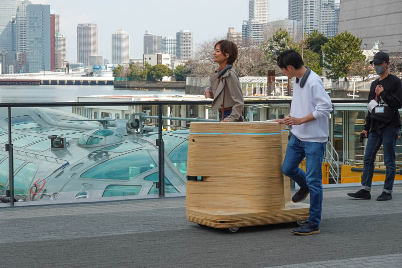 人が近くにいるとゆっくり移動するので気軽に乗り降りができる